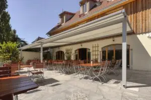Markisen Markise über einer großen Restaurant-Terrasse