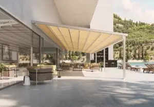 Markisen Große Markisenanlage über einer Hotelterrasse am Pool
