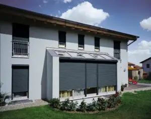 Antriebe & Steuerungen Solarrollladen an einem Wohnhausfenster