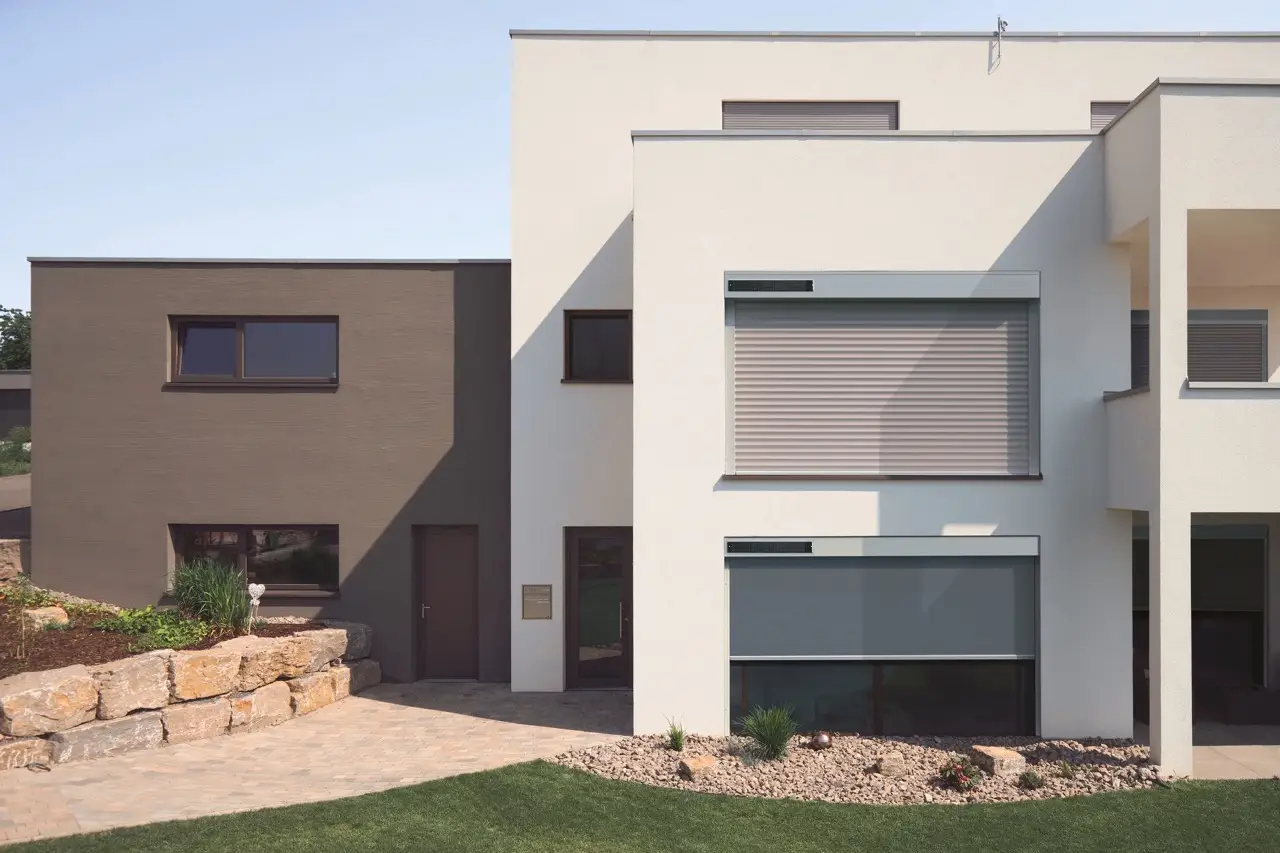 Solarrollladen an moderner Hausfassade