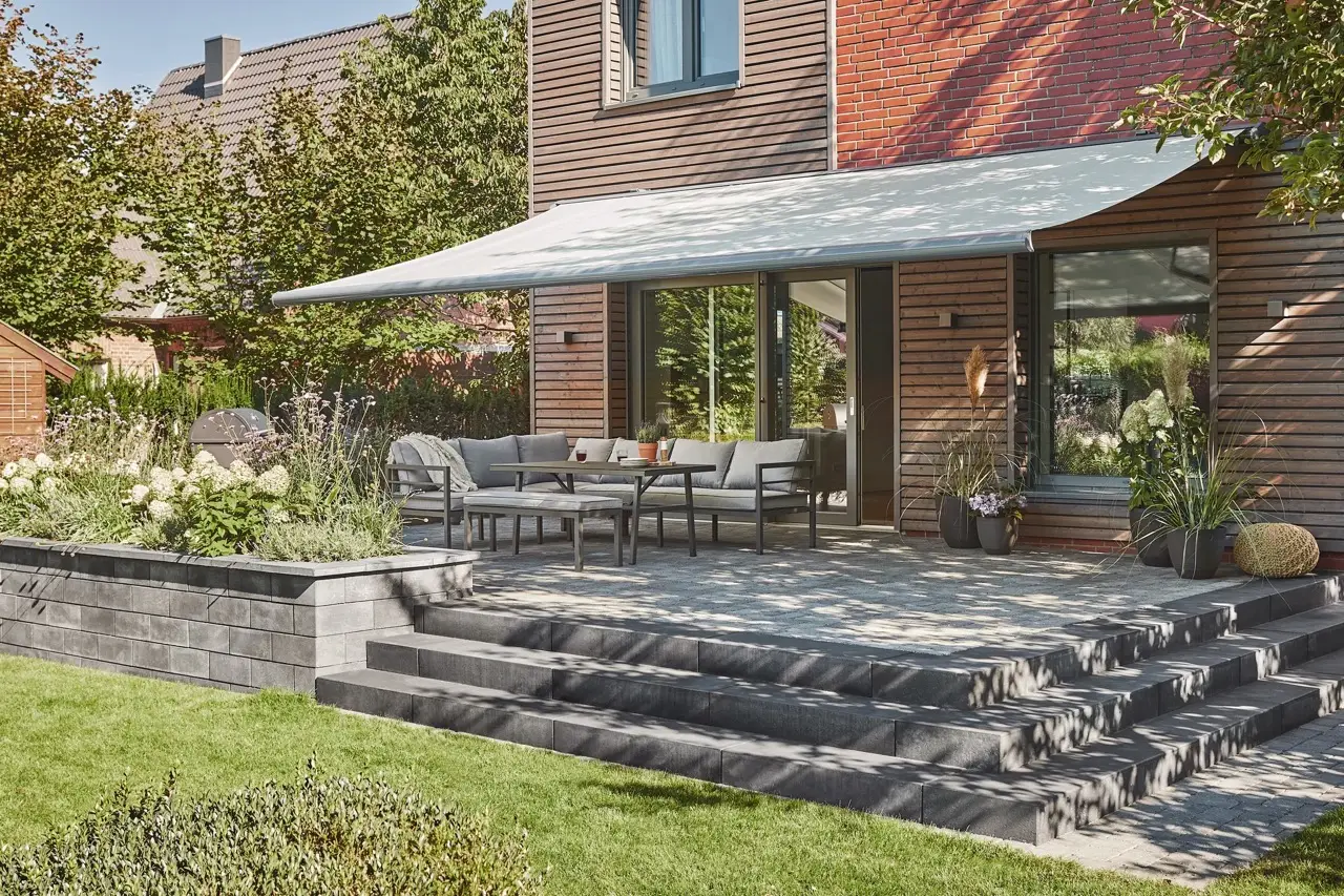 Modernisierte Terrasse mit Sonnenschutz