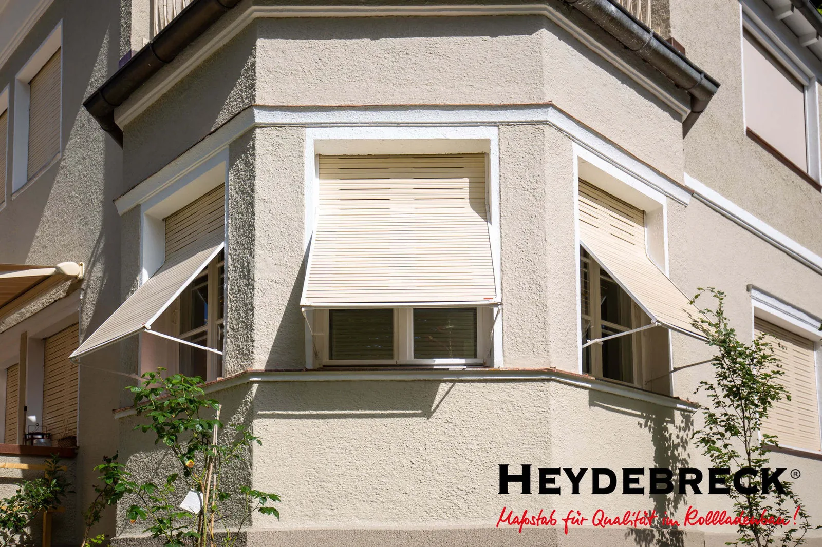 Holzrollläden der Firma Heydebreck an einem Altbau-Erker, halb geöffnet als Ausstellfenster